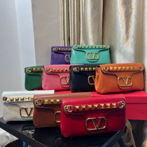 Valentino Garavani Stud Sign vLogo